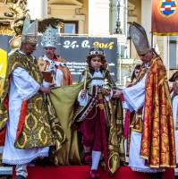 Korunovačné slávnosti 2014 - kráľ Jozef s korunovačnými insígniami