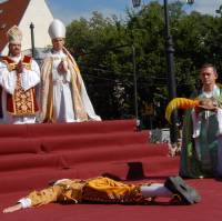 Korunovačné slávnosti 2010 - kráľovská prostrácia počas litánií ku všetkým svätým